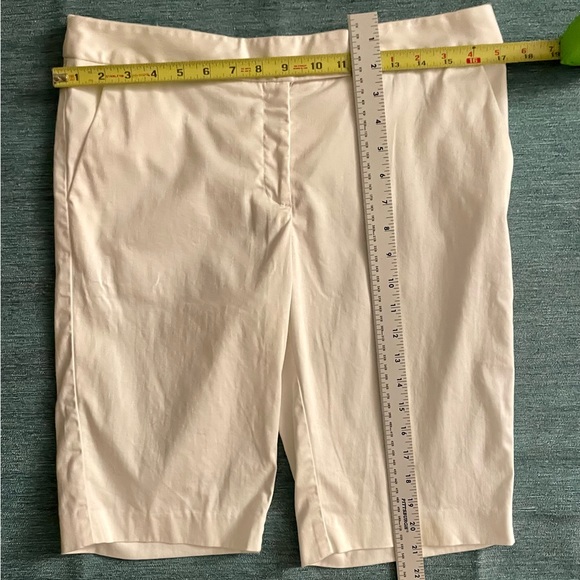Jones New York Stretch White Bermudas. Size 8. 2 front & 2 back pockets. - Picture 5 of 6
